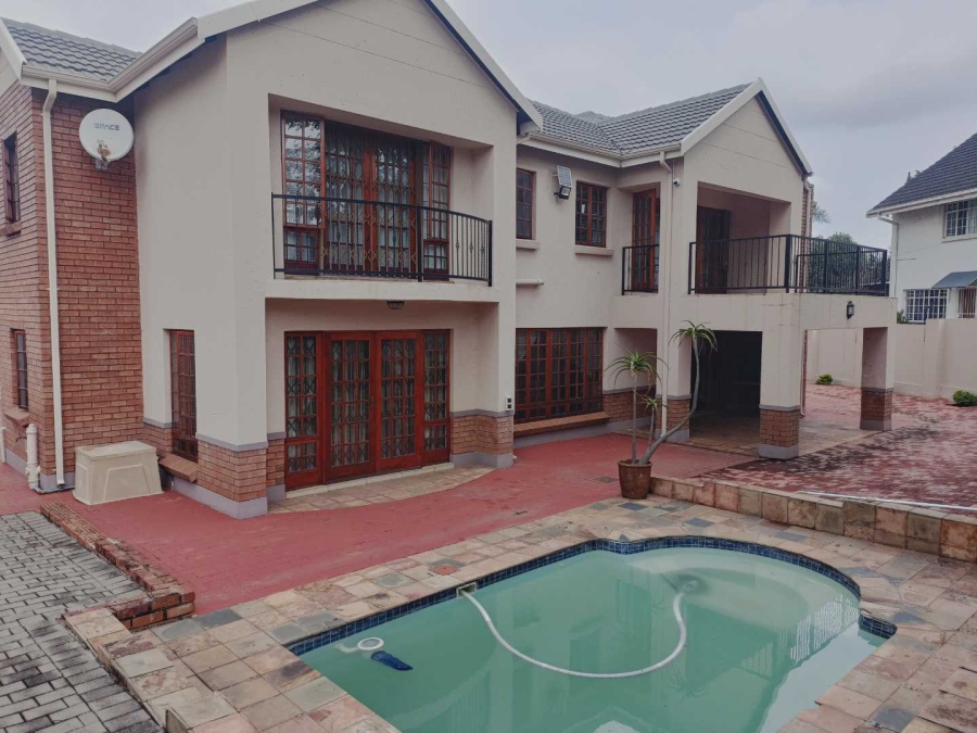 5 Bedroom Property for Sale in Die Hoewes Gauteng