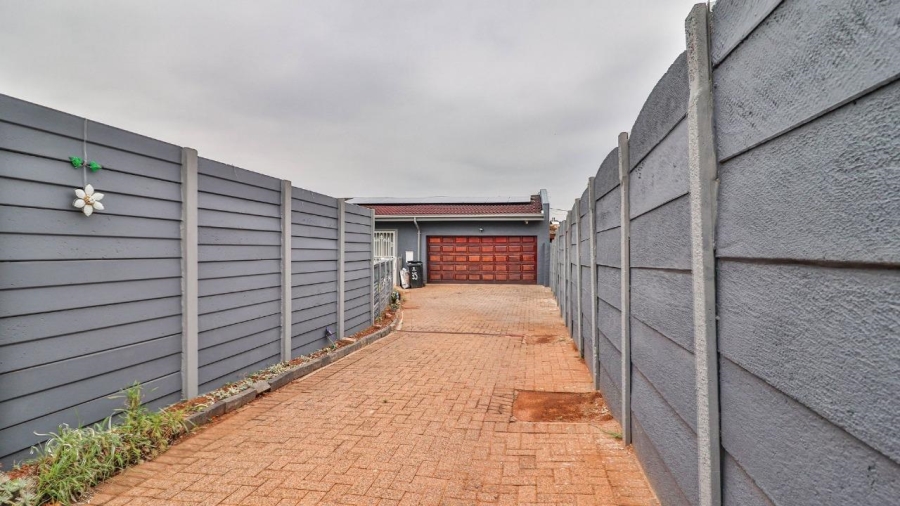 4 Bedroom Property for Sale in Verwoerdpark Gauteng