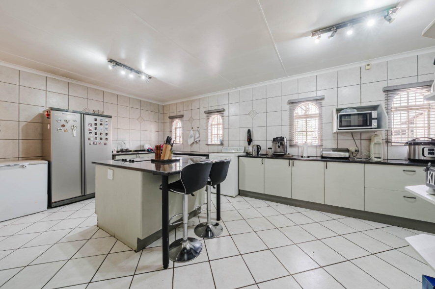 5 Bedroom Property for Sale in Brackenhurst Gauteng