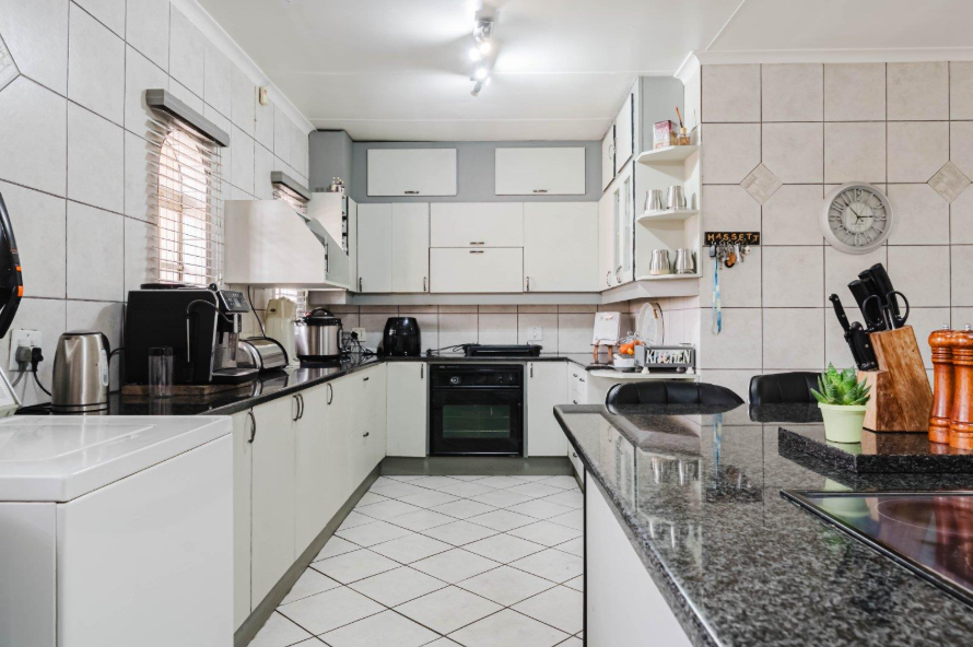 5 Bedroom Property for Sale in Brackenhurst Gauteng