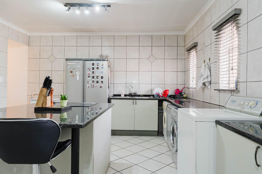 5 Bedroom Property for Sale in Brackenhurst Gauteng