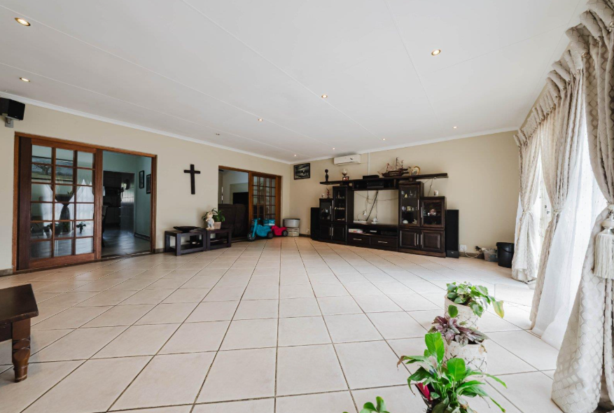 5 Bedroom Property for Sale in Brackenhurst Gauteng