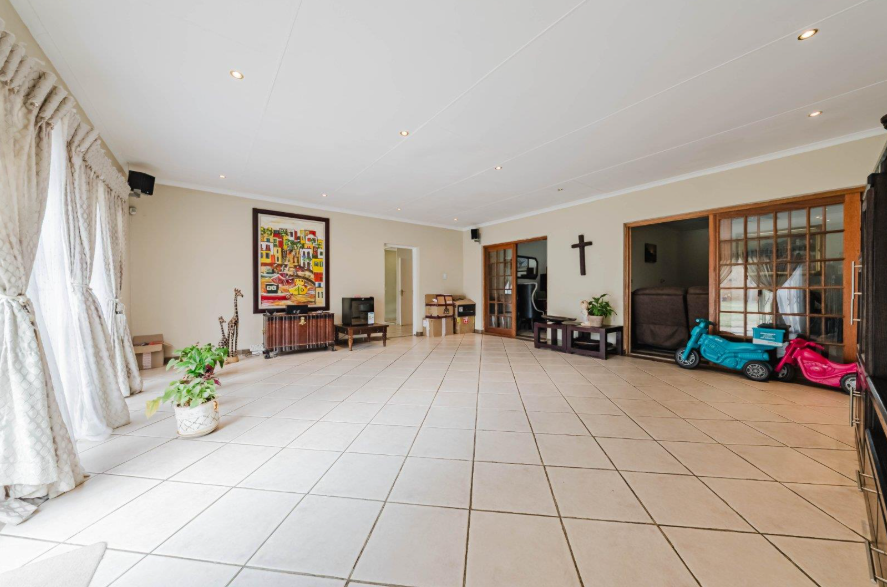 5 Bedroom Property for Sale in Brackenhurst Gauteng