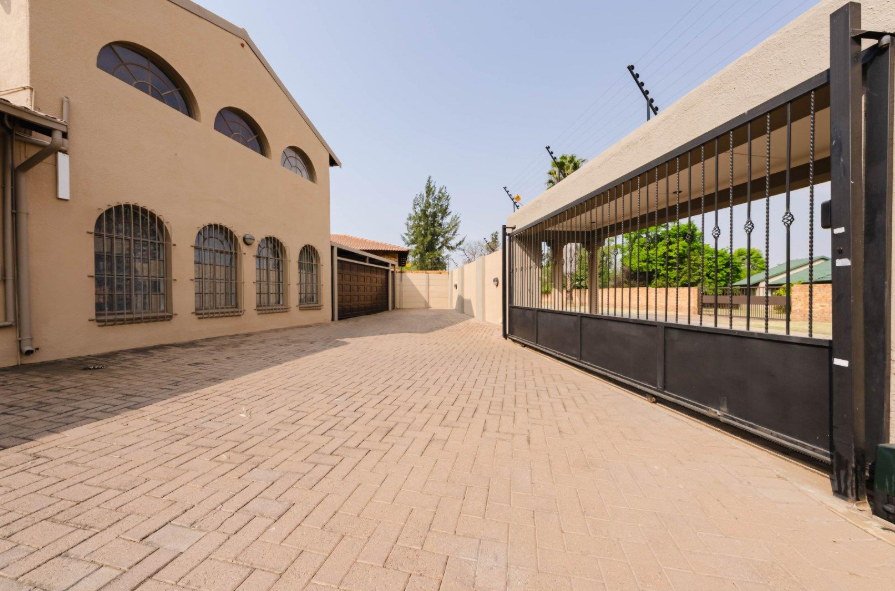 5 Bedroom Property for Sale in Brackenhurst Gauteng