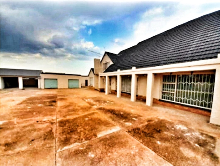 6 Bedroom Property for Sale in Glen Austin Gauteng