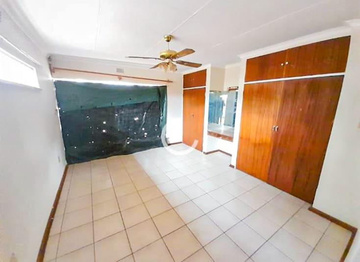 6 Bedroom Property for Sale in Glen Austin Gauteng