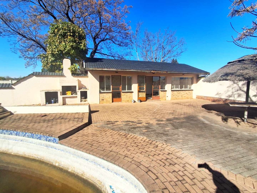 6 Bedroom Property for Sale in Glen Austin Gauteng