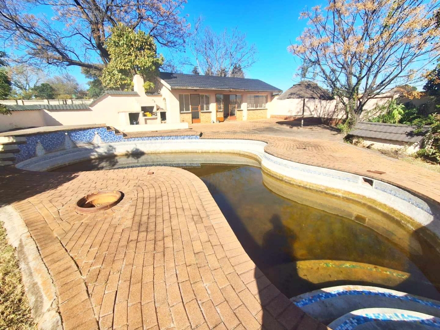 6 Bedroom Property for Sale in Glen Austin Gauteng