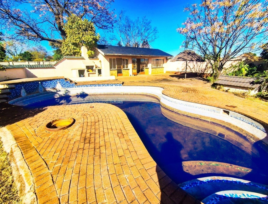 6 Bedroom Property for Sale in Glen Austin Gauteng