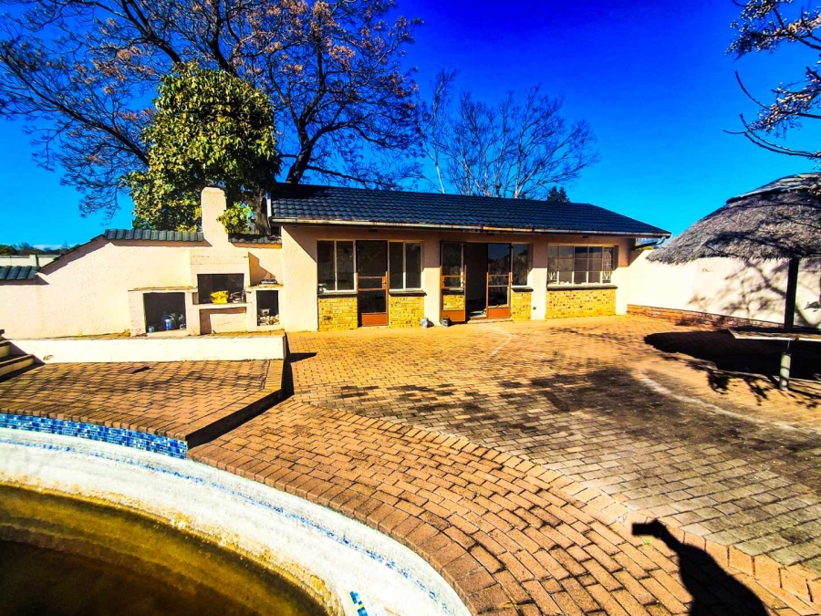 6 Bedroom Property for Sale in Glen Austin Gauteng