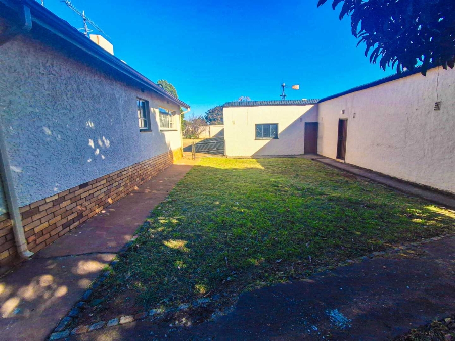 6 Bedroom Property for Sale in Glen Austin Gauteng