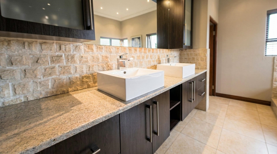 6 Bedroom Property for Sale in Midfield Estate Gauteng