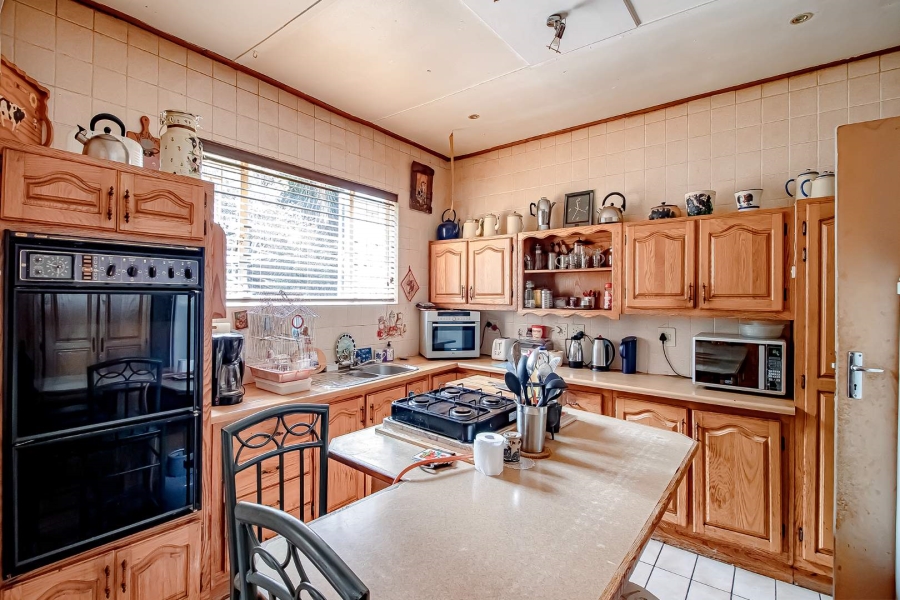 6 Bedroom Property for Sale in Waverley Gauteng