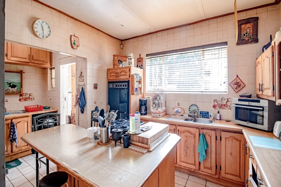 6 Bedroom Property for Sale in Waverley Gauteng