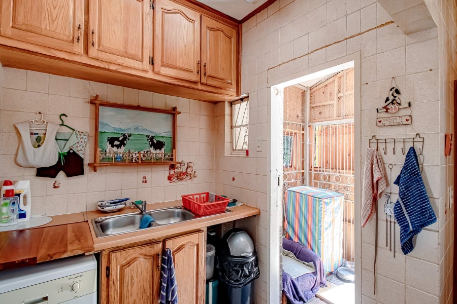 6 Bedroom Property for Sale in Waverley Gauteng