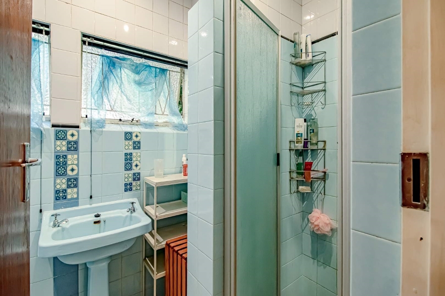 6 Bedroom Property for Sale in Waverley Gauteng