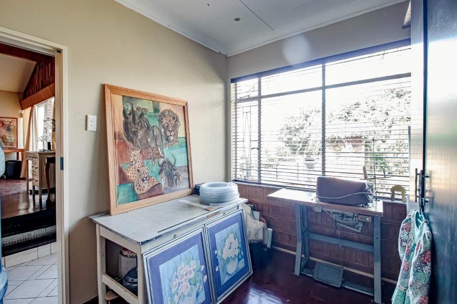 6 Bedroom Property for Sale in Waverley Gauteng