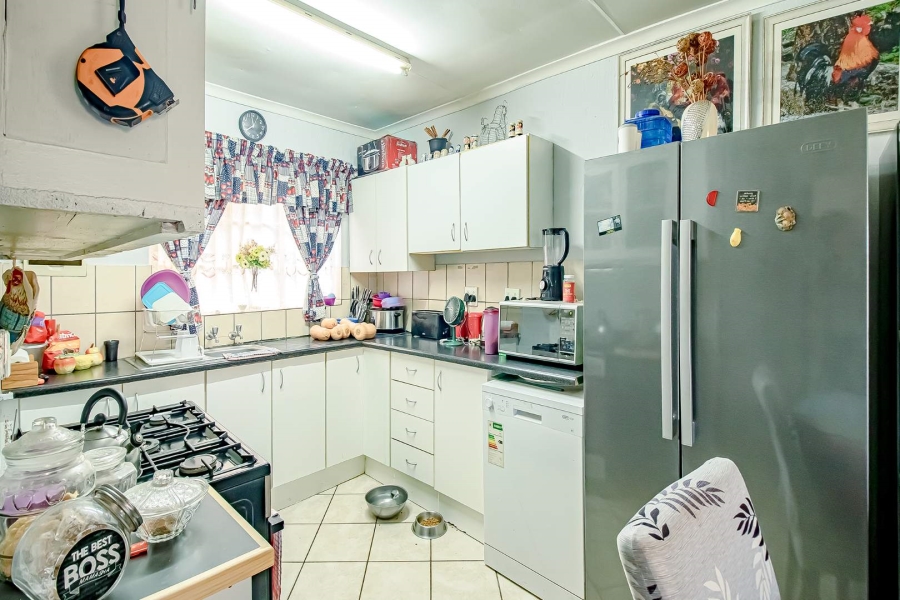 6 Bedroom Property for Sale in Waverley Gauteng