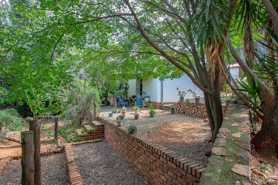 6 Bedroom Property for Sale in Waverley Gauteng