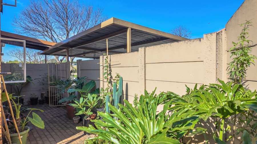 2 Bedroom Property for Sale in Bromhof Gauteng