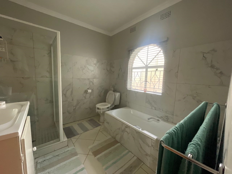 3 Bedroom Property for Sale in Glen Marais Gauteng