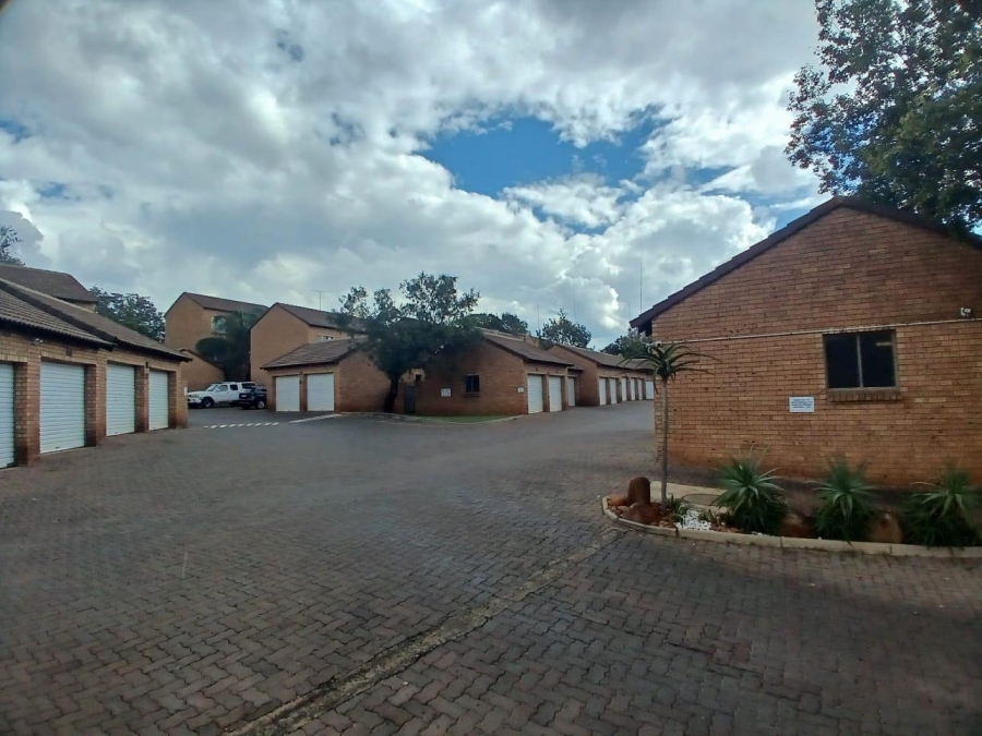 To Let 2 Bedroom Property for Rent in Faerie Glen Gauteng
