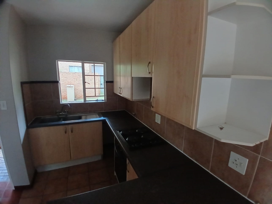To Let 2 Bedroom Property for Rent in Faerie Glen Gauteng