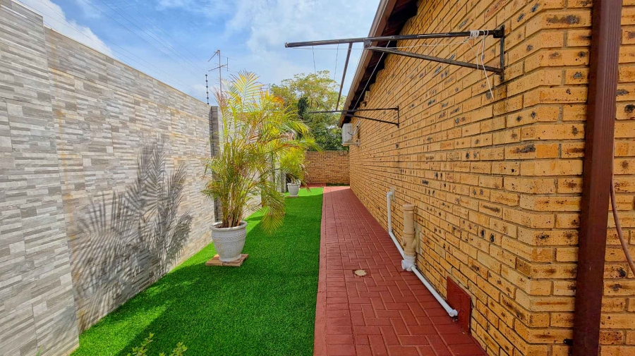 3 Bedroom Property for Sale in New Redruth Gauteng