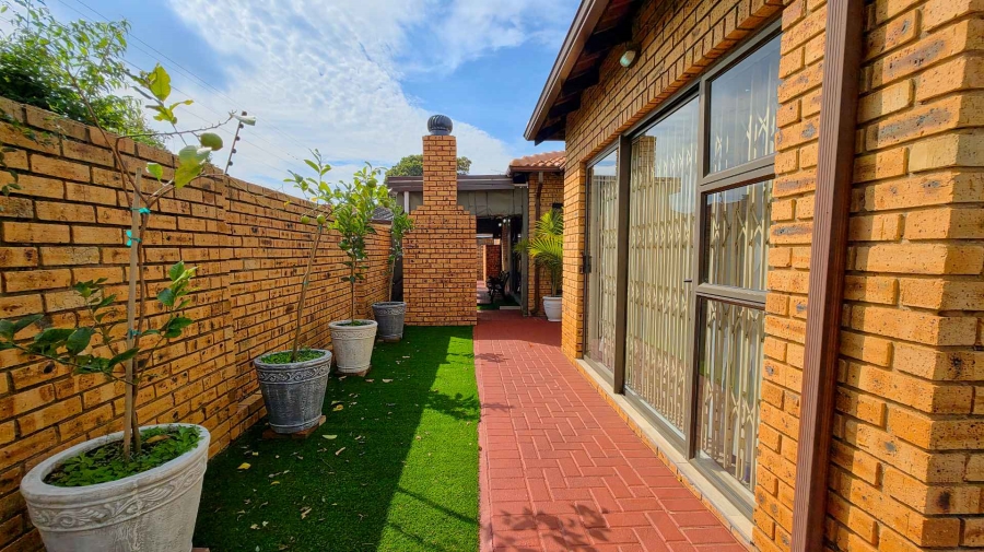 3 Bedroom Property for Sale in New Redruth Gauteng