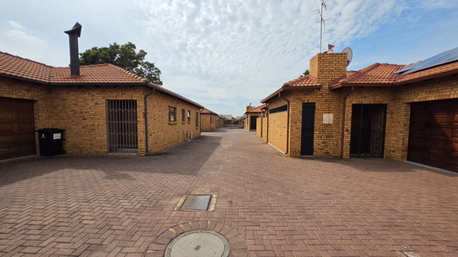 3 Bedroom Property for Sale in New Redruth Gauteng