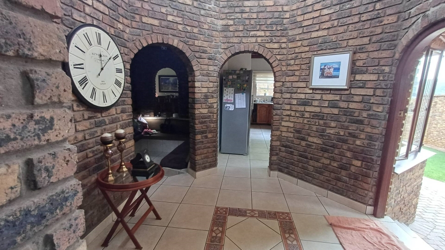 5 Bedroom Property for Sale in Mulbarton Gauteng