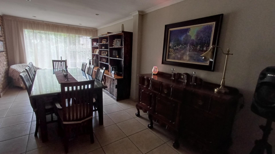 5 Bedroom Property for Sale in Mulbarton Gauteng