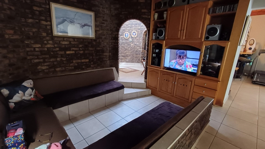 5 Bedroom Property for Sale in Mulbarton Gauteng