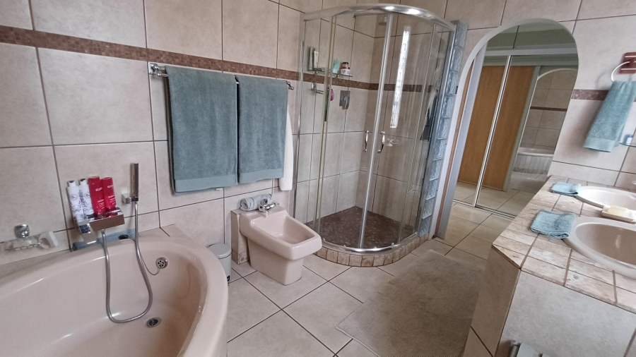 5 Bedroom Property for Sale in Mulbarton Gauteng