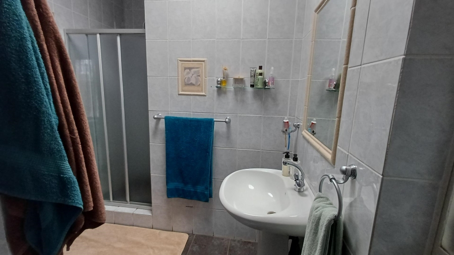 5 Bedroom Property for Sale in Mulbarton Gauteng