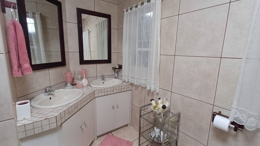 5 Bedroom Property for Sale in Mulbarton Gauteng