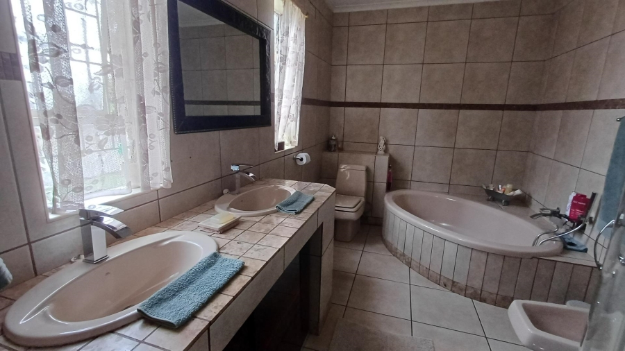 5 Bedroom Property for Sale in Mulbarton Gauteng