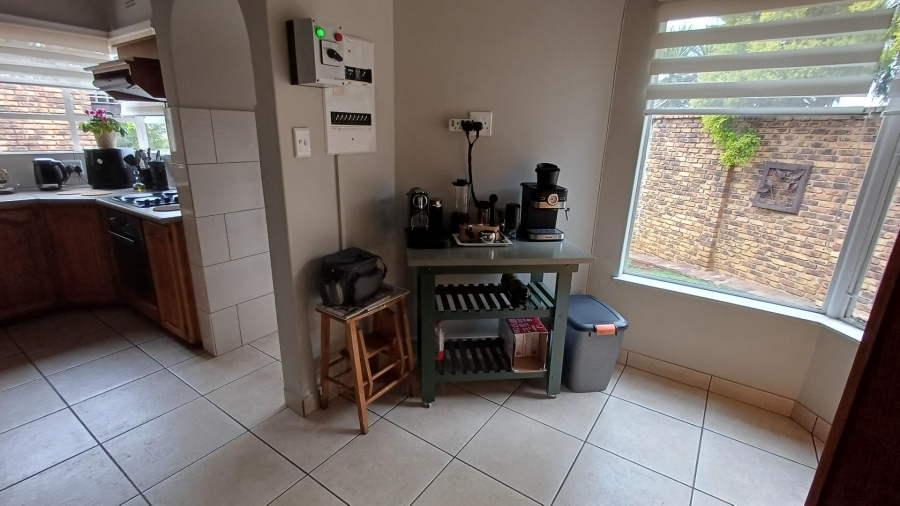 5 Bedroom Property for Sale in Mulbarton Gauteng