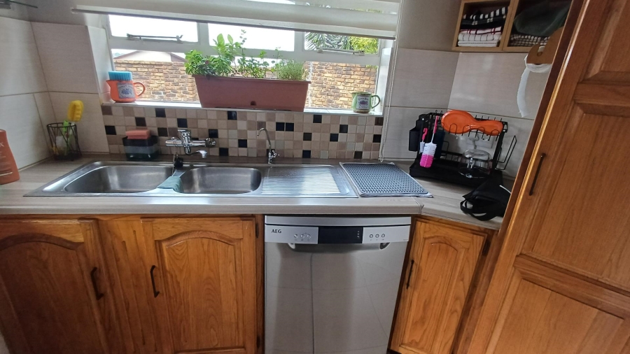 5 Bedroom Property for Sale in Mulbarton Gauteng