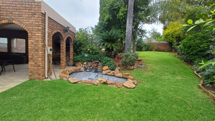 5 Bedroom Property for Sale in Mulbarton Gauteng
