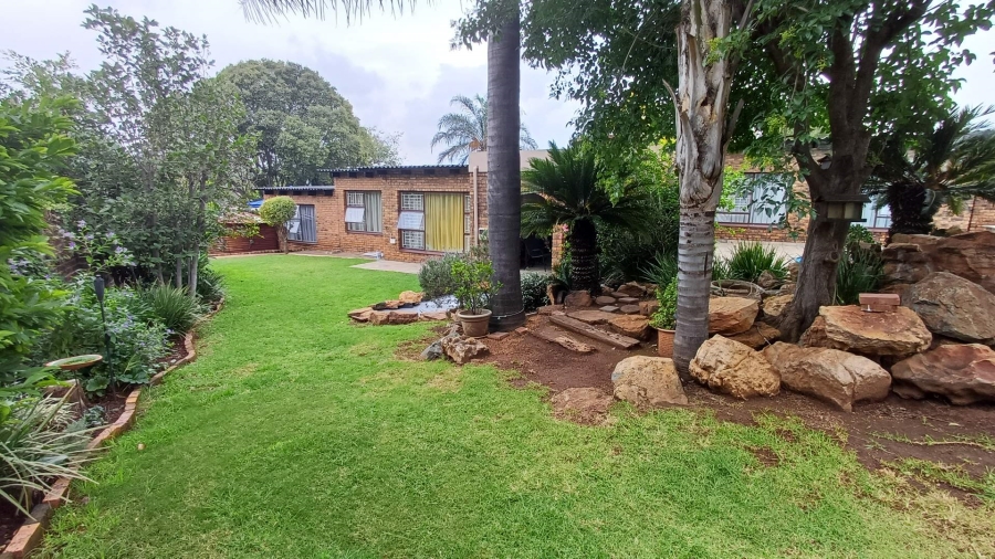 5 Bedroom Property for Sale in Mulbarton Gauteng
