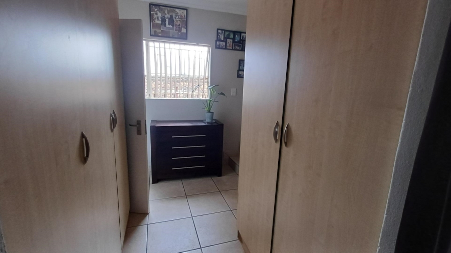 5 Bedroom Property for Sale in Mulbarton Gauteng