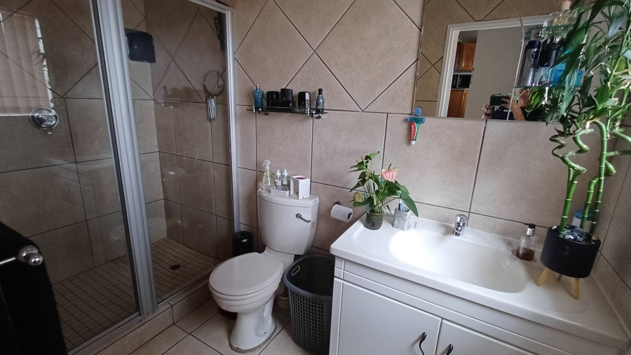 5 Bedroom Property for Sale in Mulbarton Gauteng