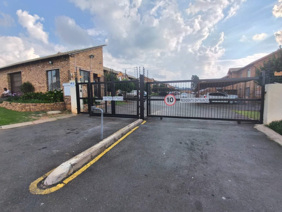 2 Bedroom Property for Sale in Chloorkop Gauteng