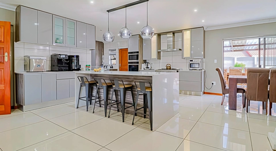 5 Bedroom Property for Sale in Verwoerdpark Gauteng