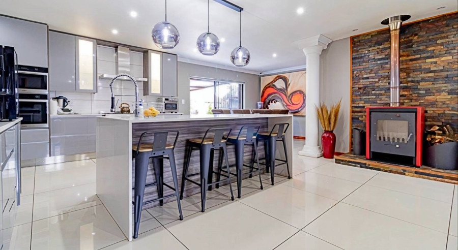 5 Bedroom Property for Sale in Verwoerdpark Gauteng