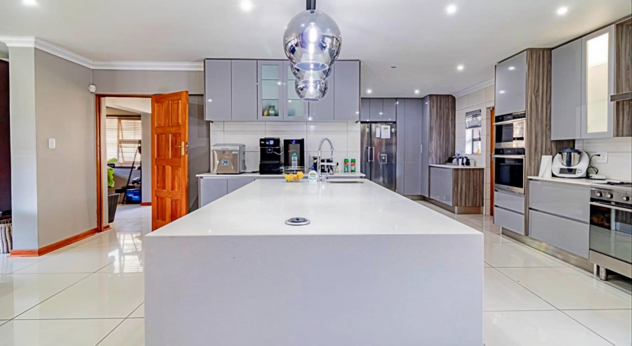 5 Bedroom Property for Sale in Verwoerdpark Gauteng