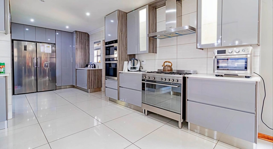 5 Bedroom Property for Sale in Verwoerdpark Gauteng