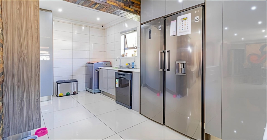 5 Bedroom Property for Sale in Verwoerdpark Gauteng