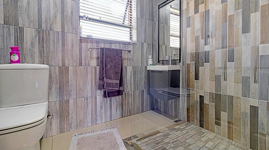 5 Bedroom Property for Sale in Verwoerdpark Gauteng